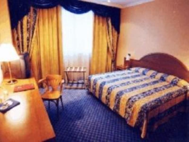 Hotel Rivera Palace Варанаси Екстериор снимка